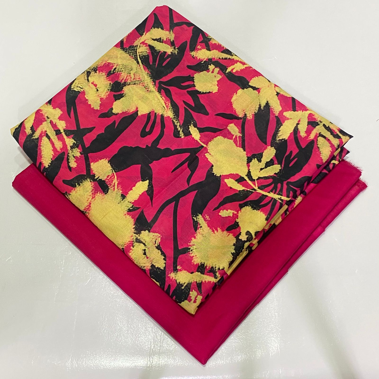2 PC Printed Lawn Suit – Soft & Stylish Summer Wear 🌸